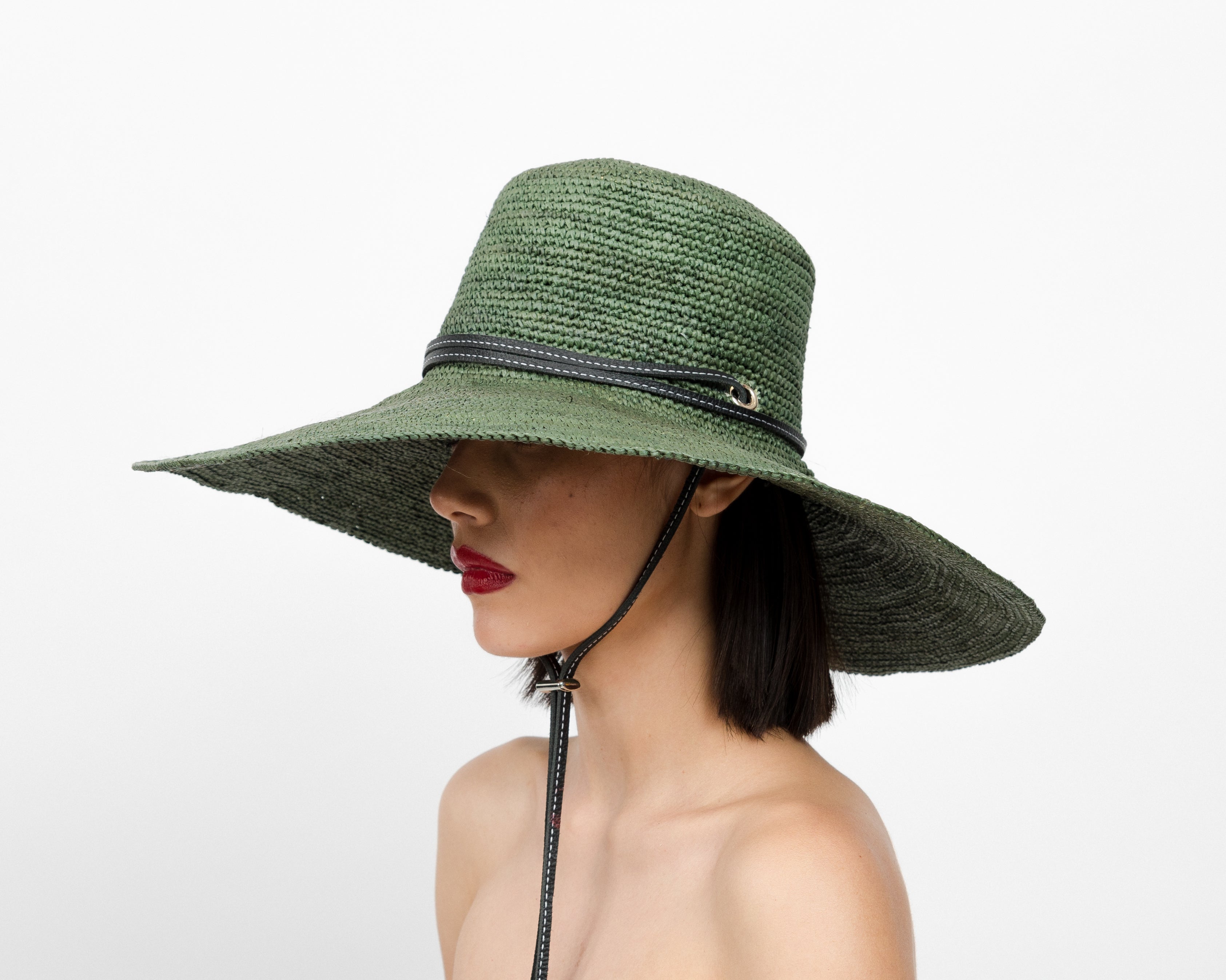 Chapeau glamour à bord extra long en crochet avec bandeau en cuir ajustable