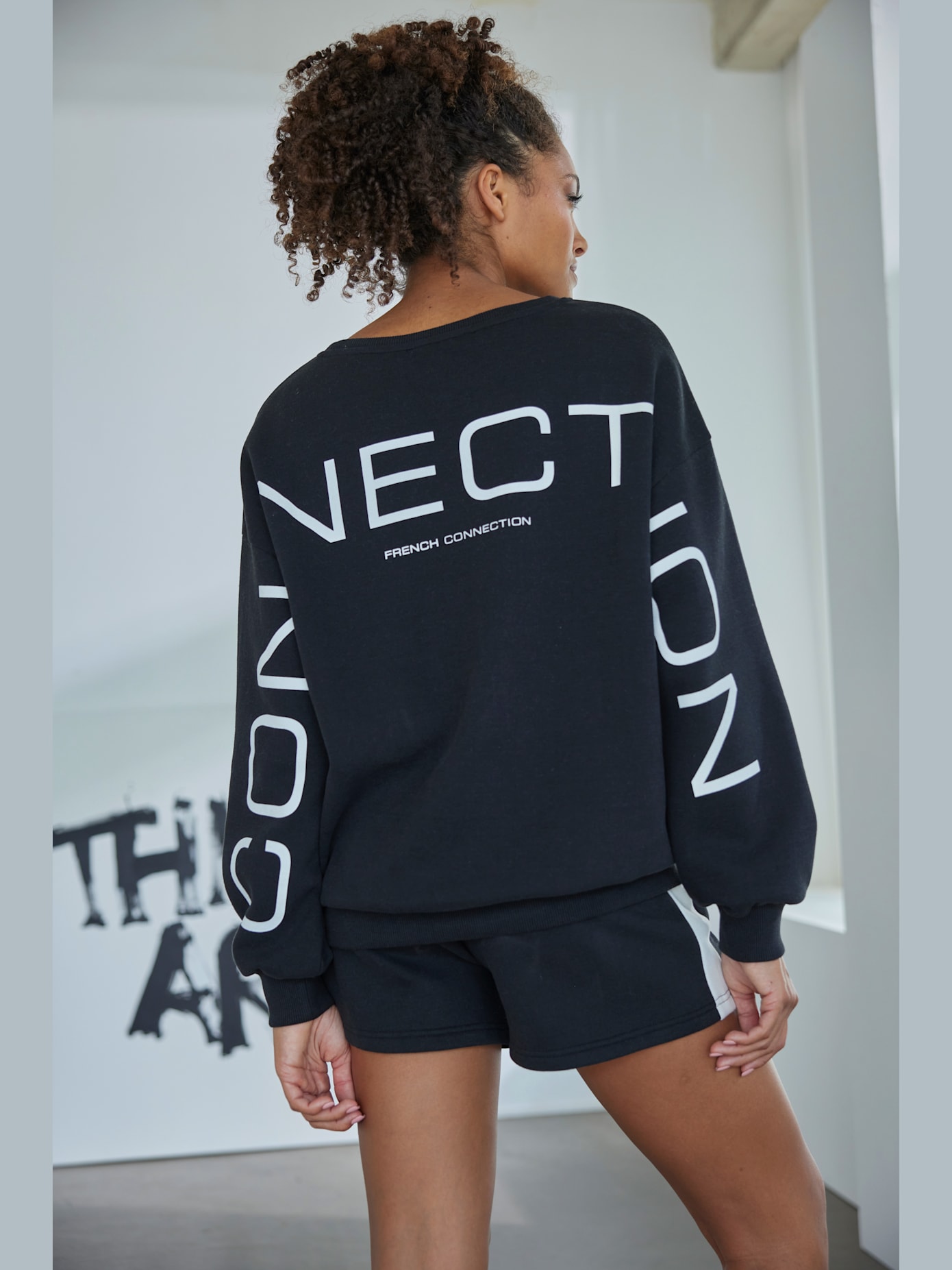 Short en matière sweat short molletonné confortable avec poches latérales fendues pratiques