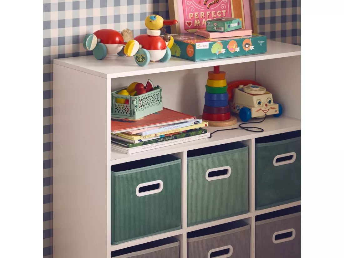 Meuble de rangement pour enfant avec 7 compartiments et 3 paniers verts et 3 paniers gris velours
