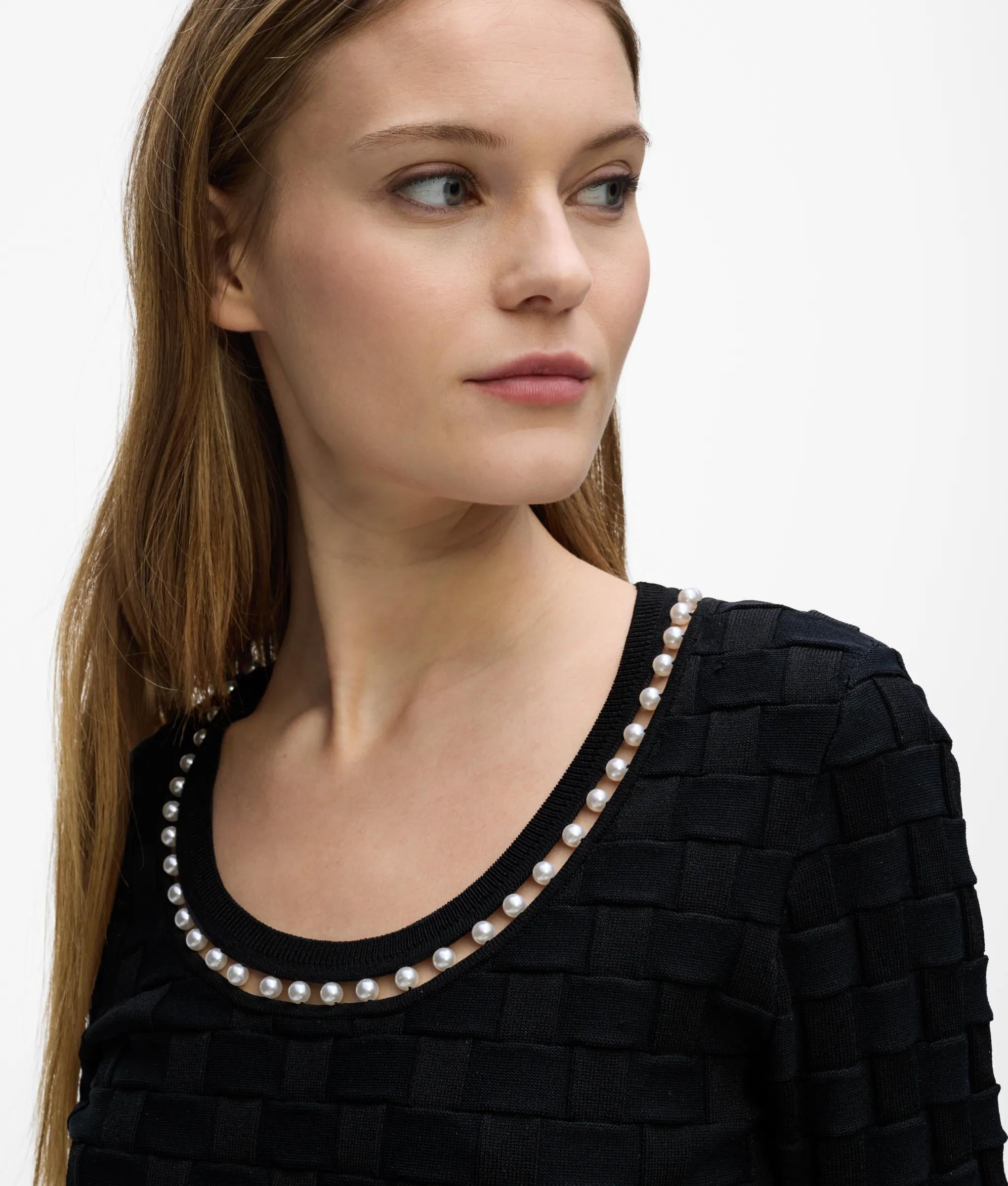 Gebreide top met imitatieparel aan de hals
