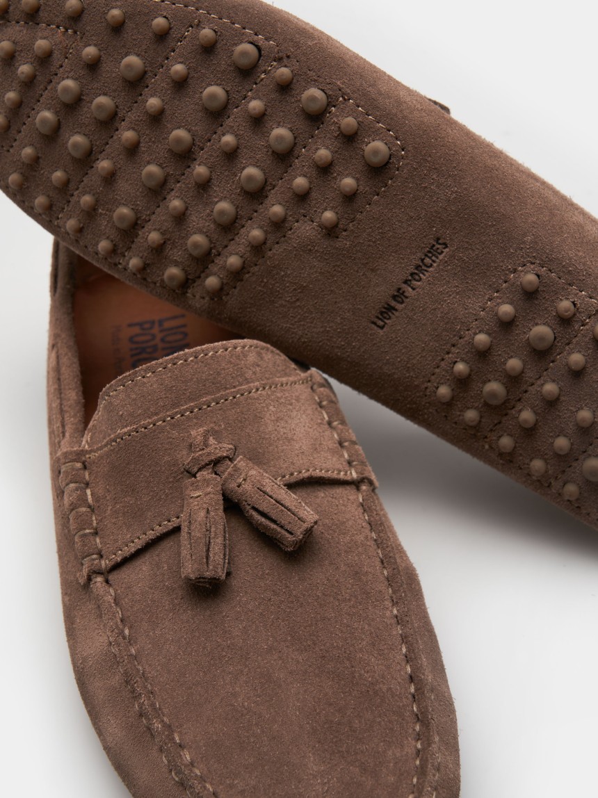 Loafers unissexo em camurça com berloques