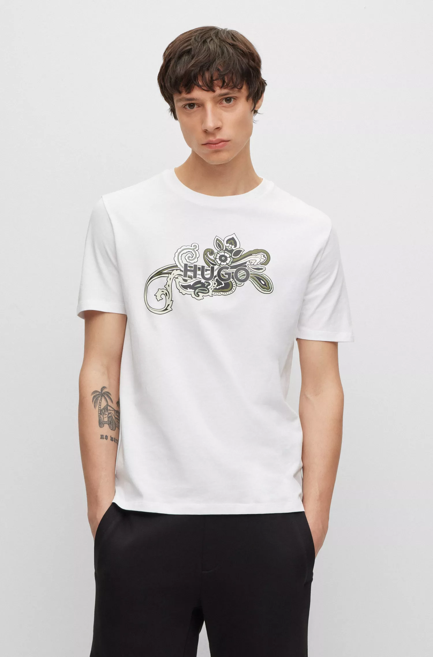 Camiseta HUGO vermelha em malha de algodão com estampa paisley e logotipo.