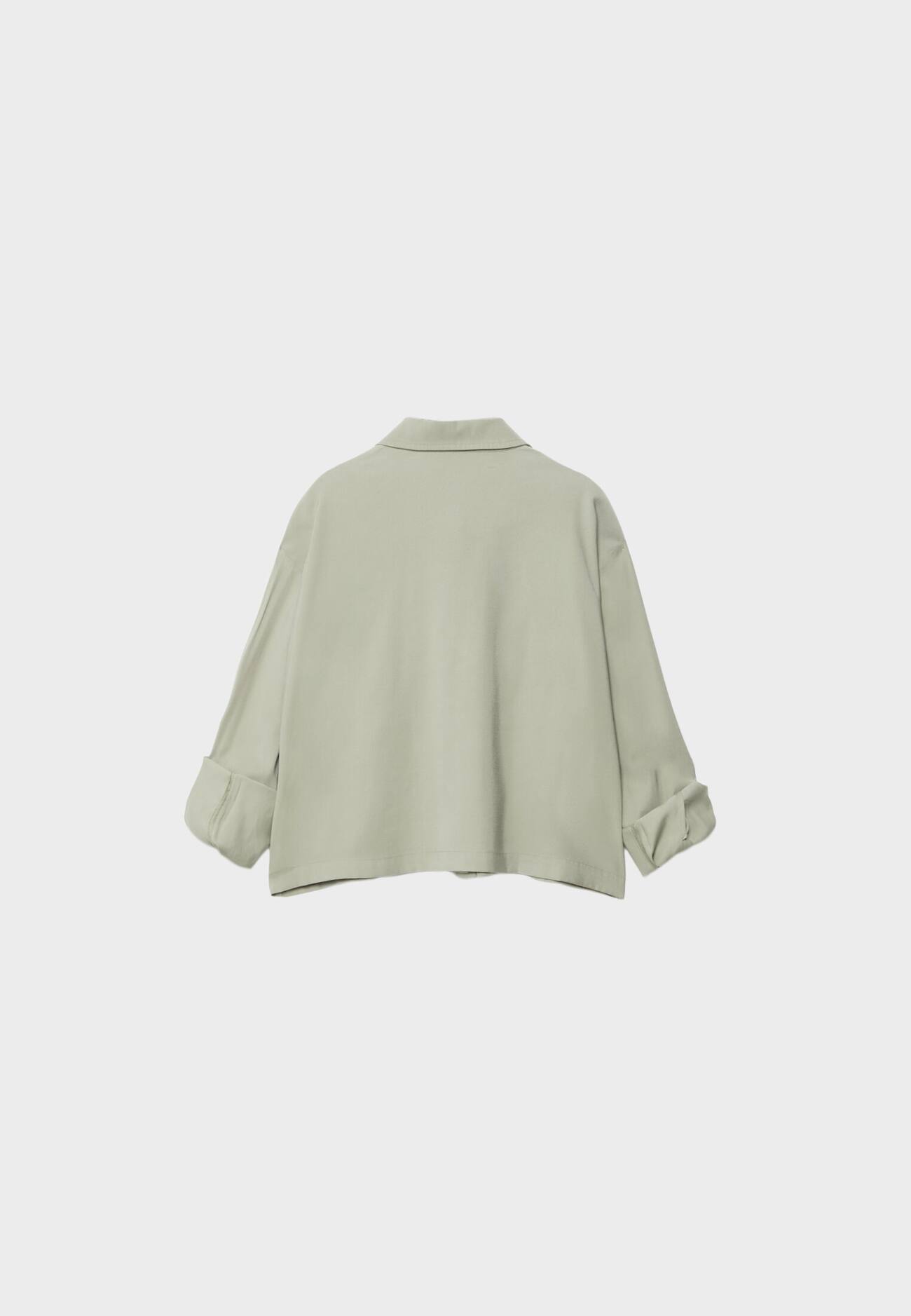 Blusa cropped fluida com bolso.