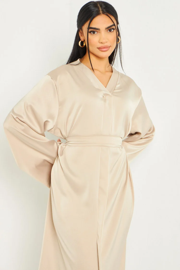 Robe longue satinée ceinturée beige