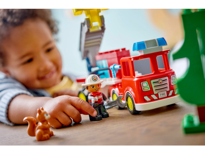LEGO Brandweertruck met slang en brandweerman (10473)