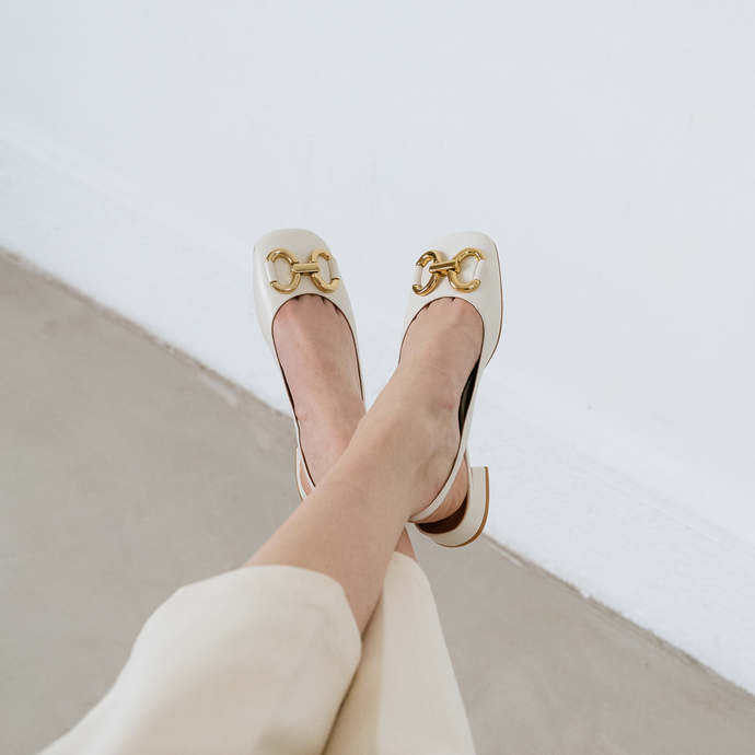 Ballerines slingback à bouts carrés et détails dorés  en cuir vieilli écru