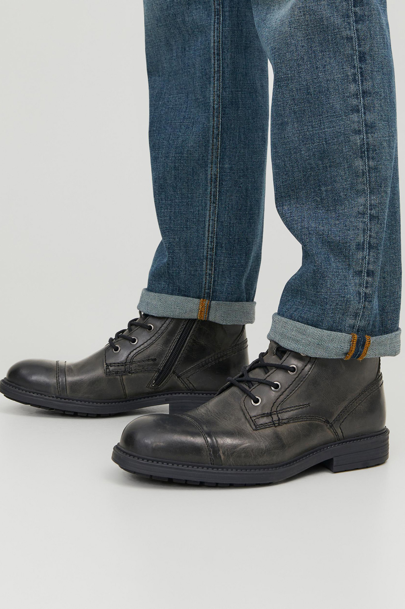 Bota de couro com cadarços