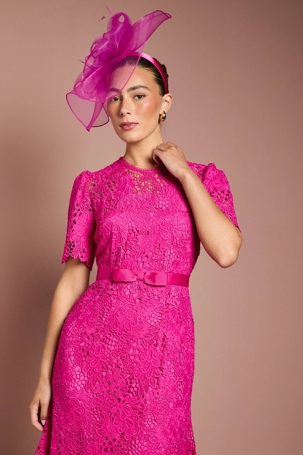 Coast Robe Mi-Longue en Dentelle avec Ceinture Nœud
