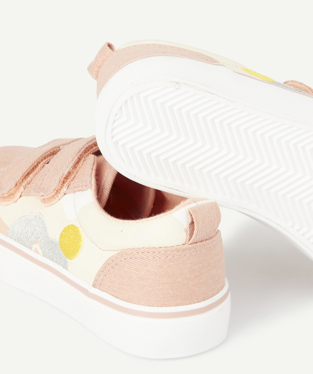 LES BASKETS BASSES ROSES AVEC MOTIFS EN RELIEF COLORÉS