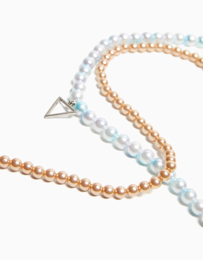 Conjunto de 2 colares com contas de pérolas artificiais.
