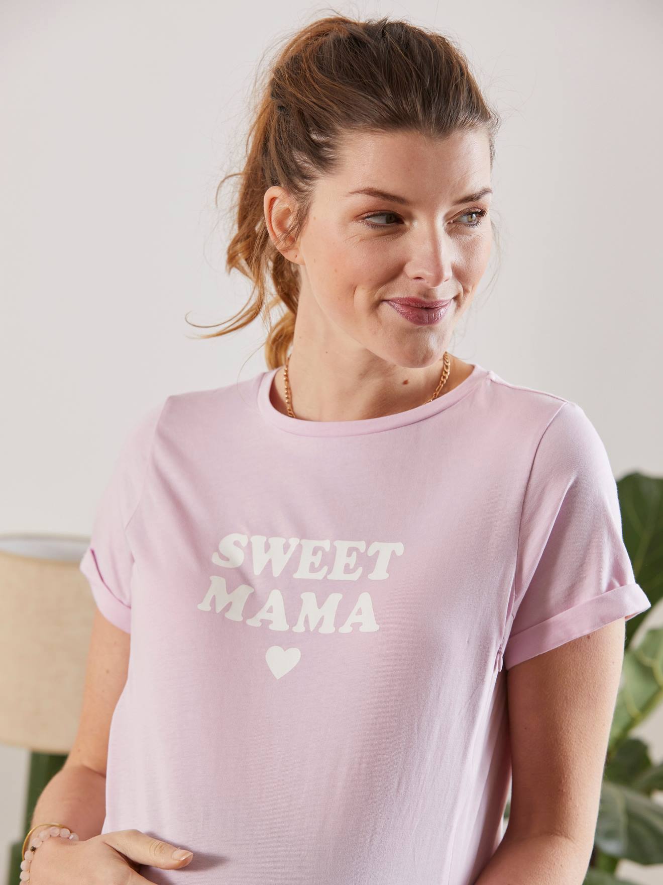 Camiseta com mensagem sobre gravidez e amamentação, feita de algodão orgânico, lilás claro, lisa com estampas.