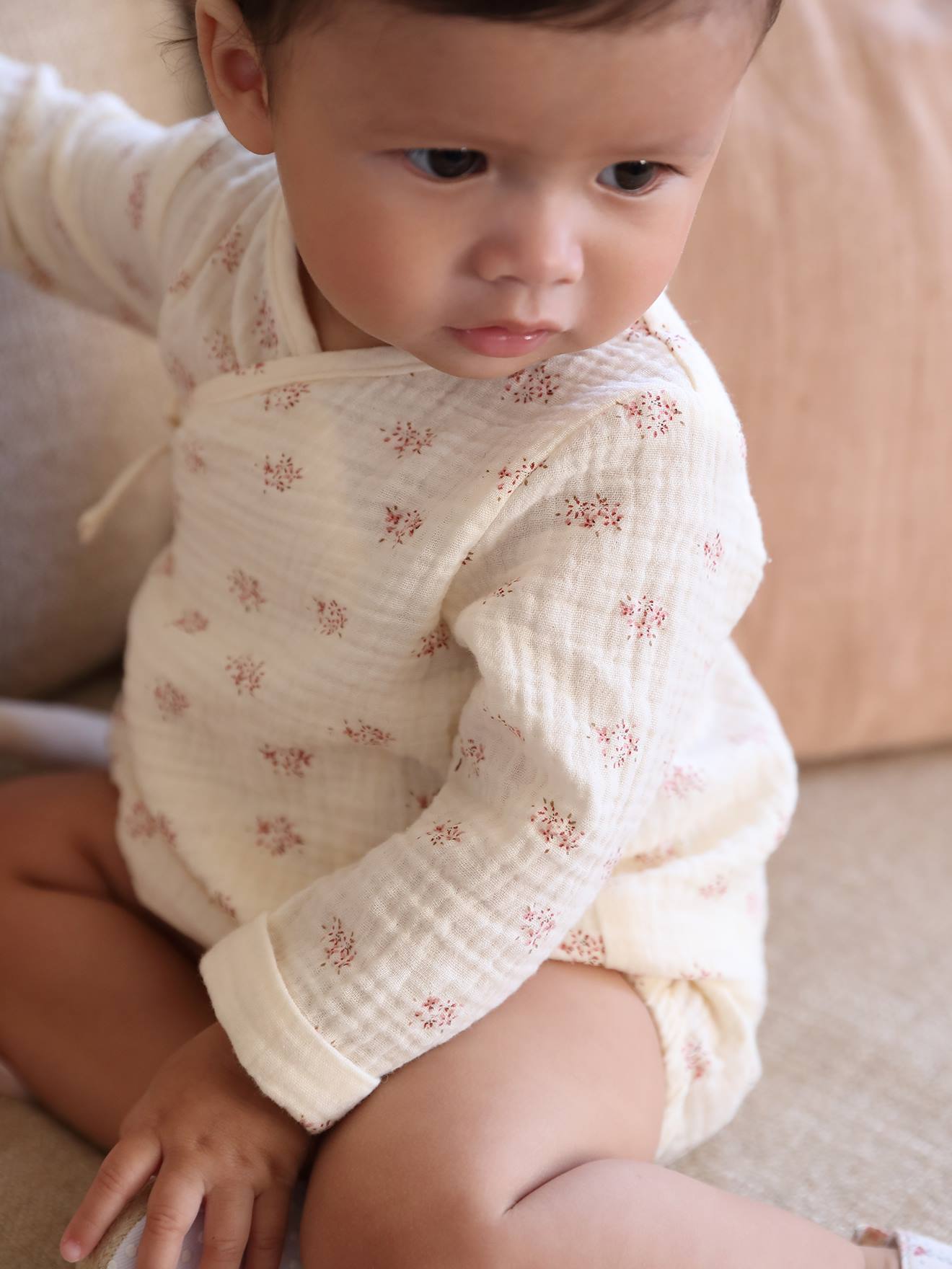 Body de manga comprida em chiffon de algodão cru com estampa floral para recém-nascido.