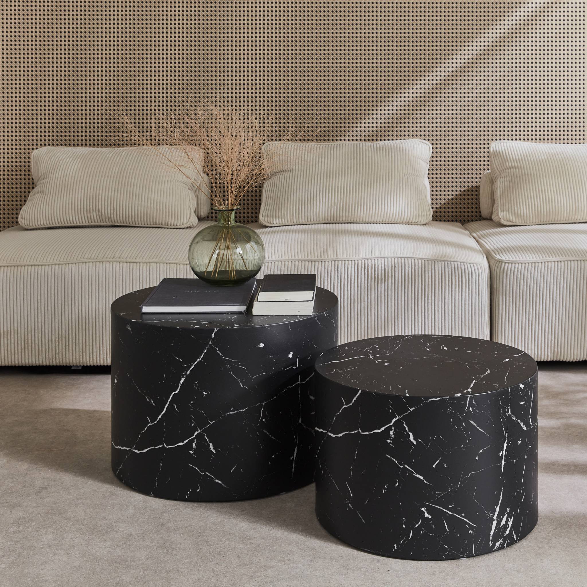 sweeek - Set van 2 ronde bijzettafels met marmerlook