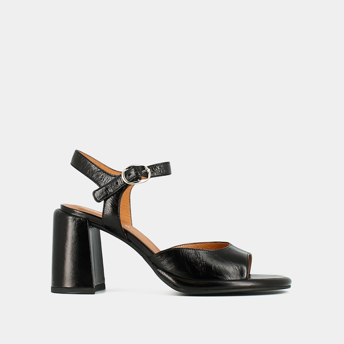 Sandales à talons hauts et bouts ouverts  en cuir brillant noir