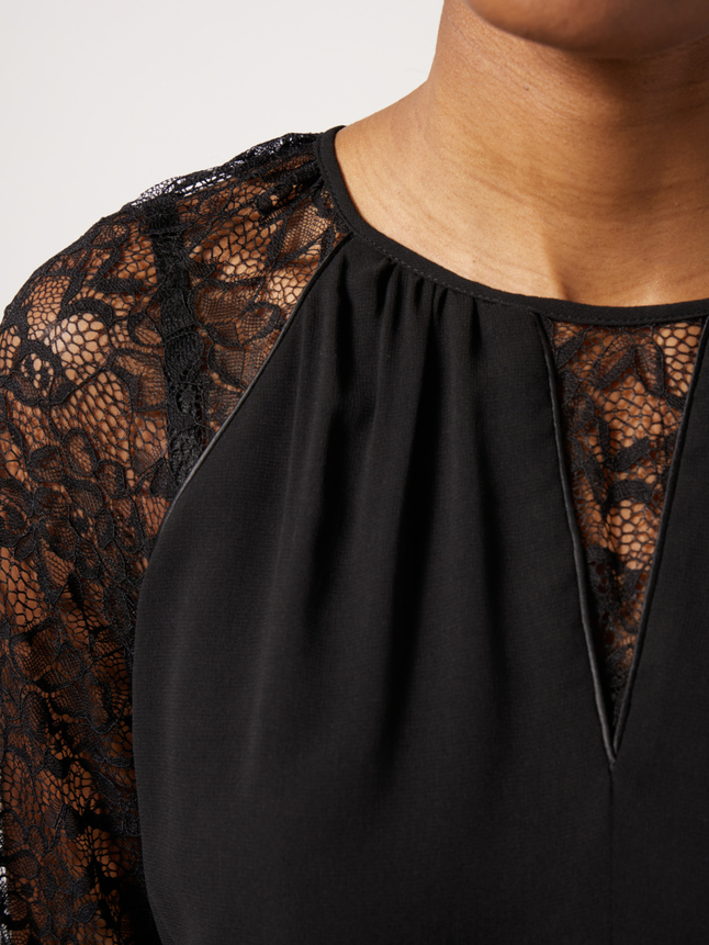 Robe manches dentelles