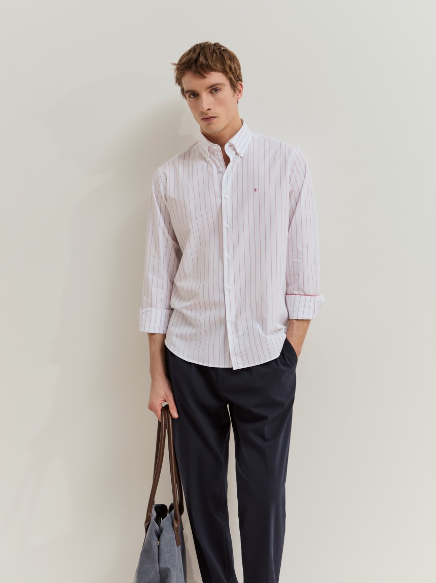 Camisa regular fit em algodão às riscas