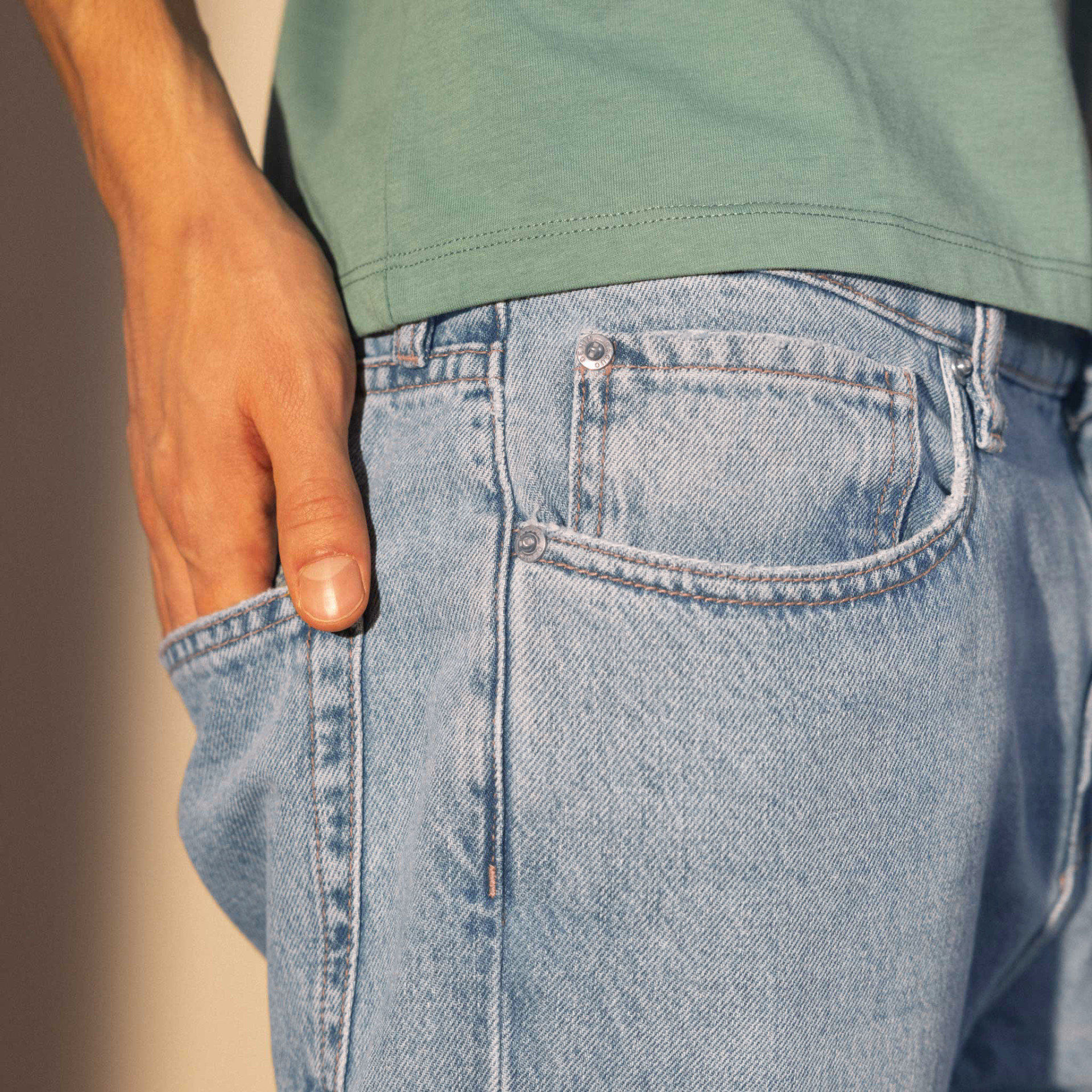 Jean light denim coupe fuselée végan en coton et coton recyclé - modèle Tapered denim