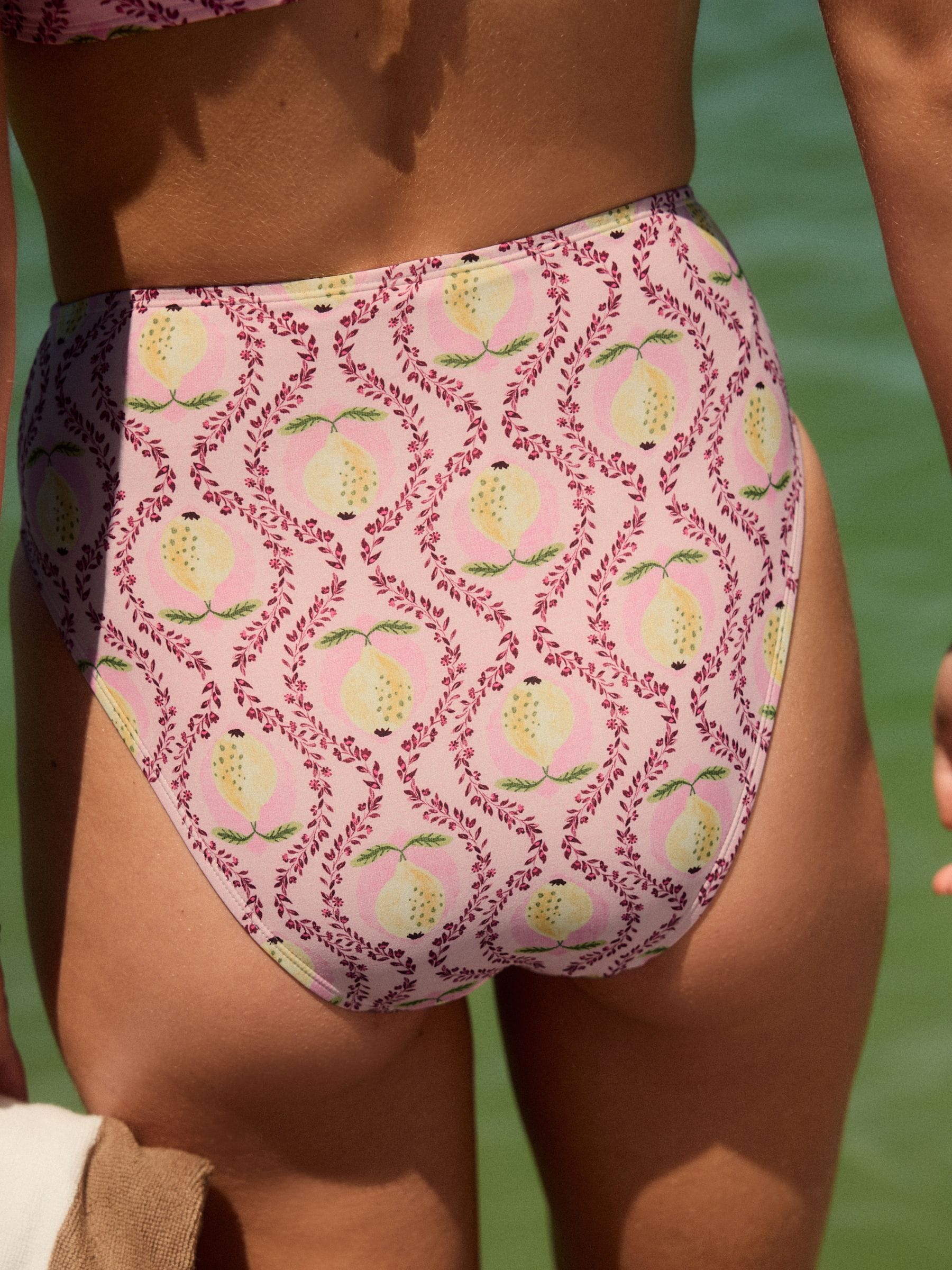 Roze/geel citroen - Buikcorrigerende bikinibroek met hoge taille en hoge pijpen