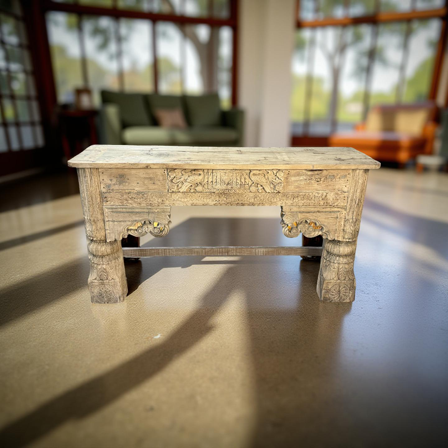 Wandkast met mooie snijwerk naturel