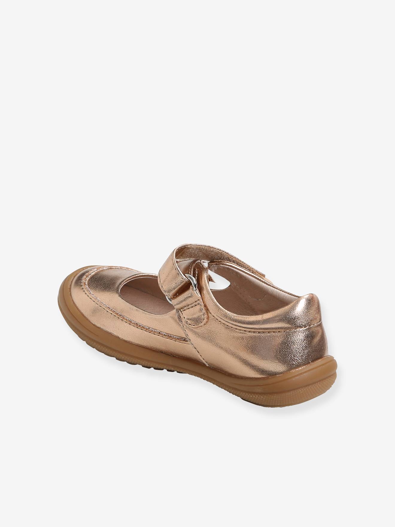 Sapatinhos estilo bebê com fecho de velcro, que proporcionam independência, cor rosa metálico médio.