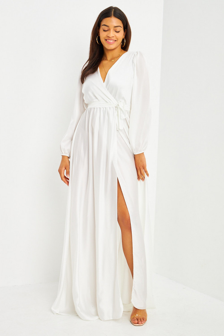 Robe longue blanche satinée ceinturée