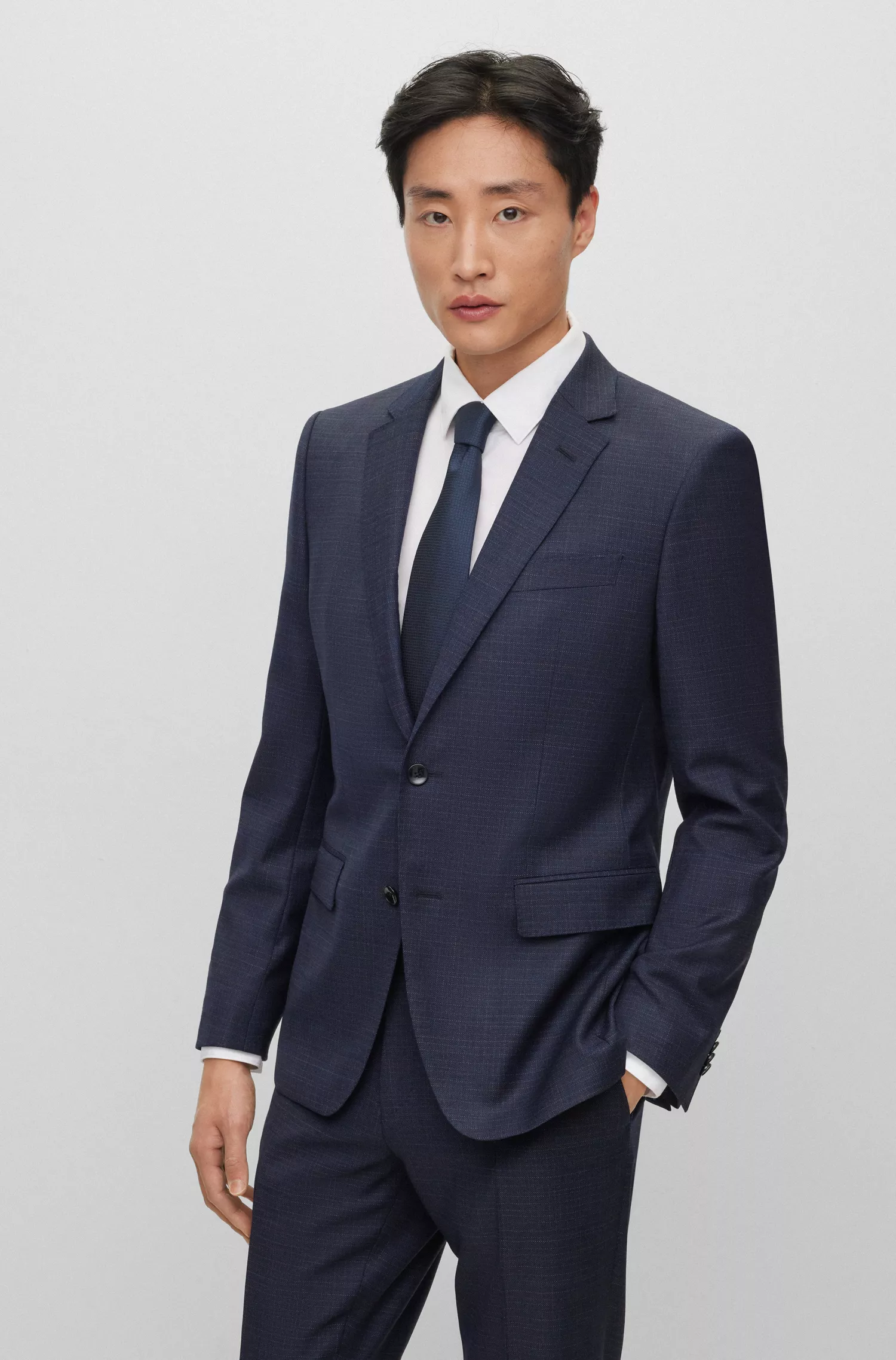 Terno BOSS preto slim fit em lã elástica xadrez.