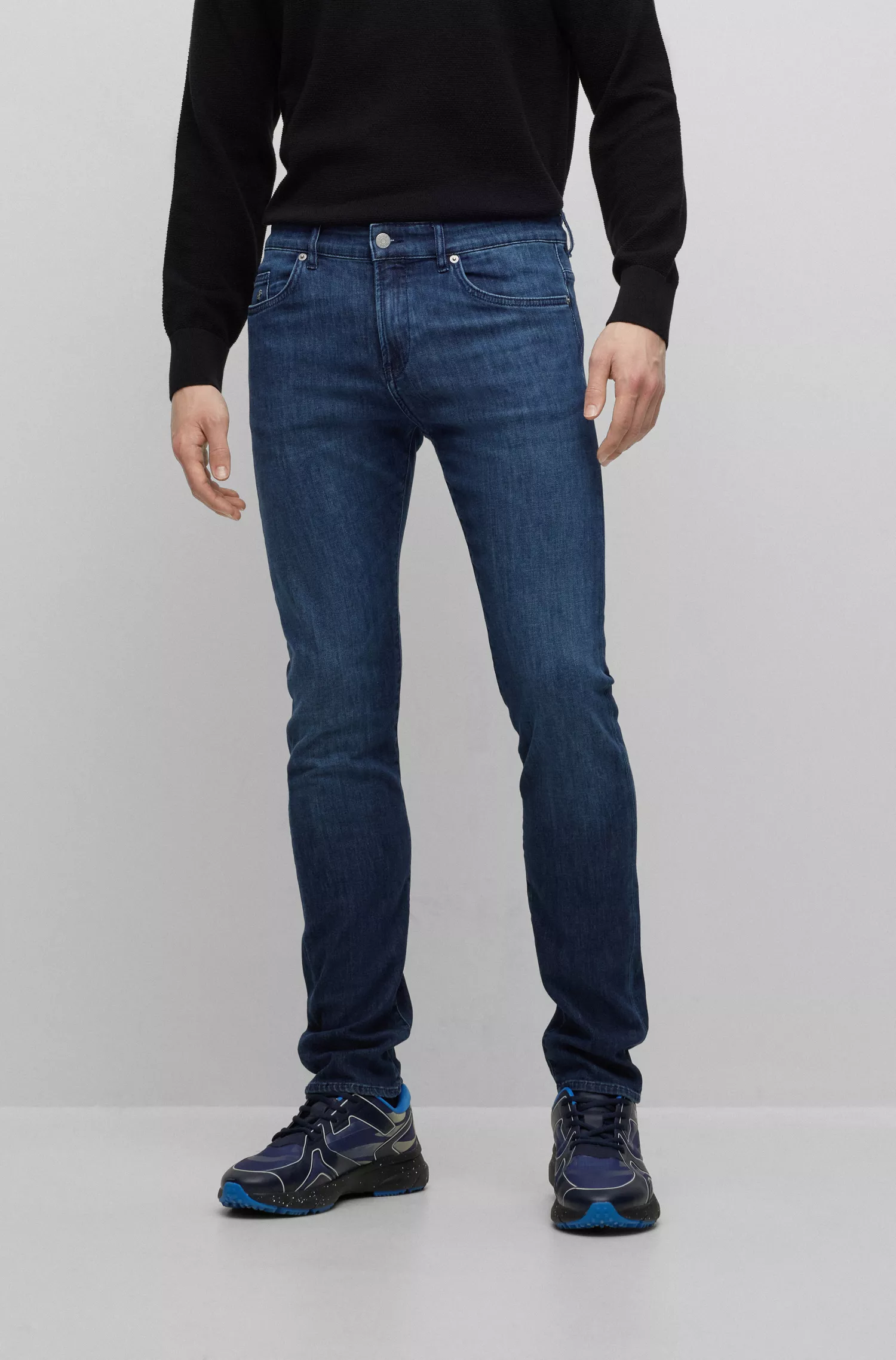 Calça jeans BOSS preta, corte slim, em denim italiano leve azul-escuro.