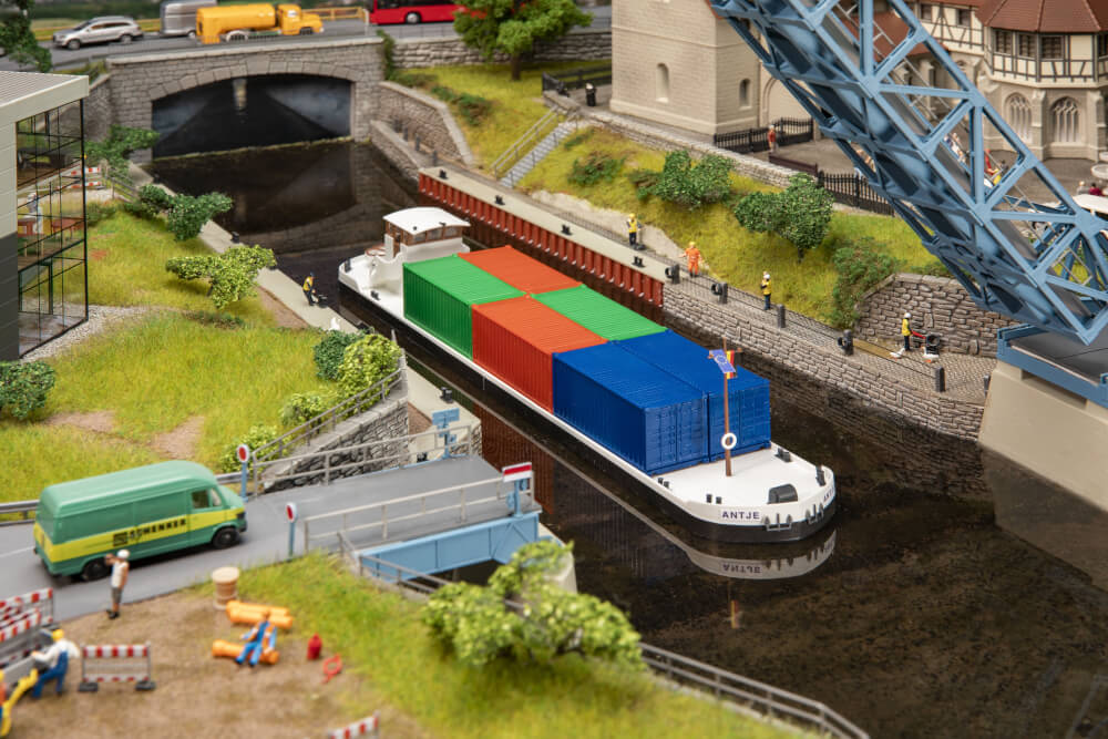FALLER H0 Flussfrachter mit Containern