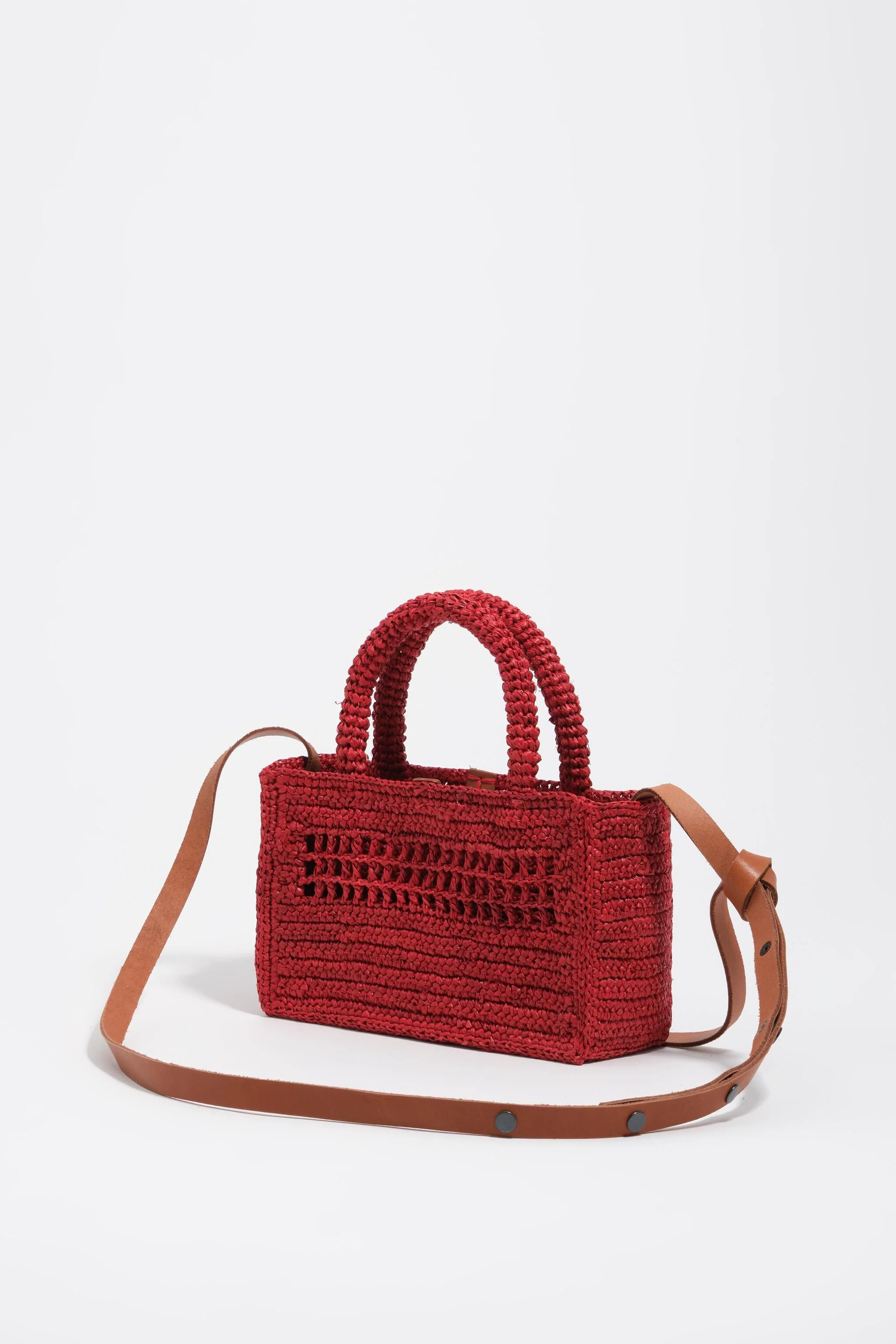 Bolsa mini trançada de ráfia vermelha