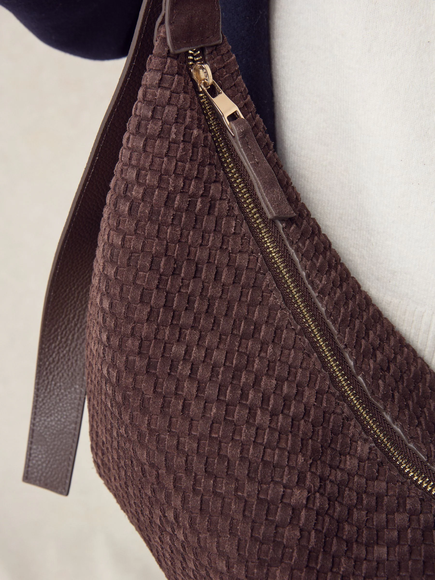 Chocoladebruin - N. Premium Suede Sling Weave Schoudertas