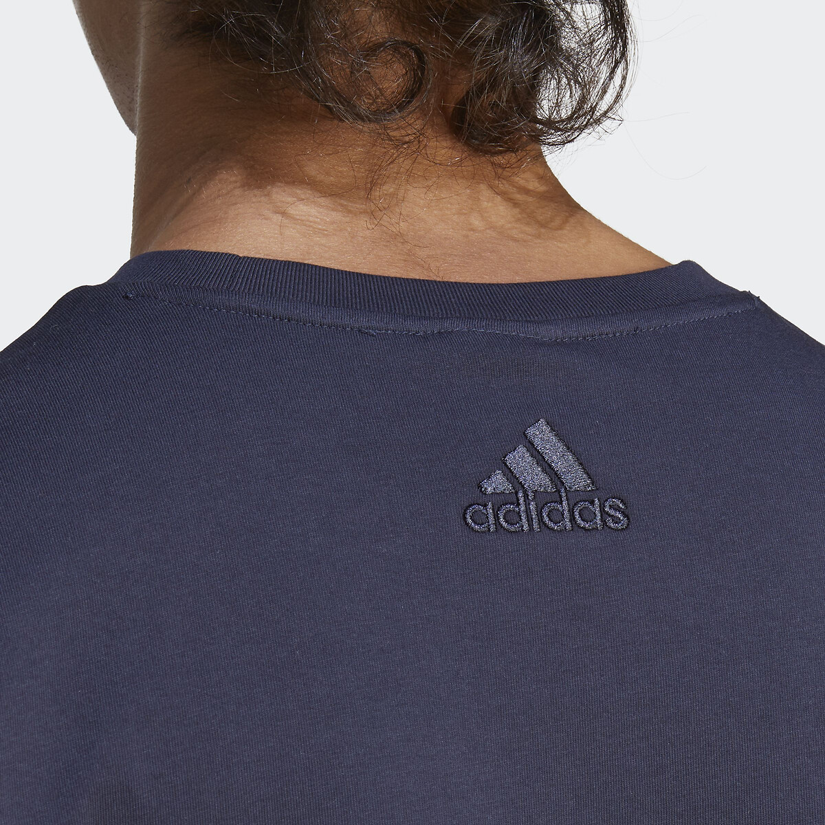 ADIDAS ROUPAS ESPORTIVAS<br>Camiseta em jersey Essentials com logo grande