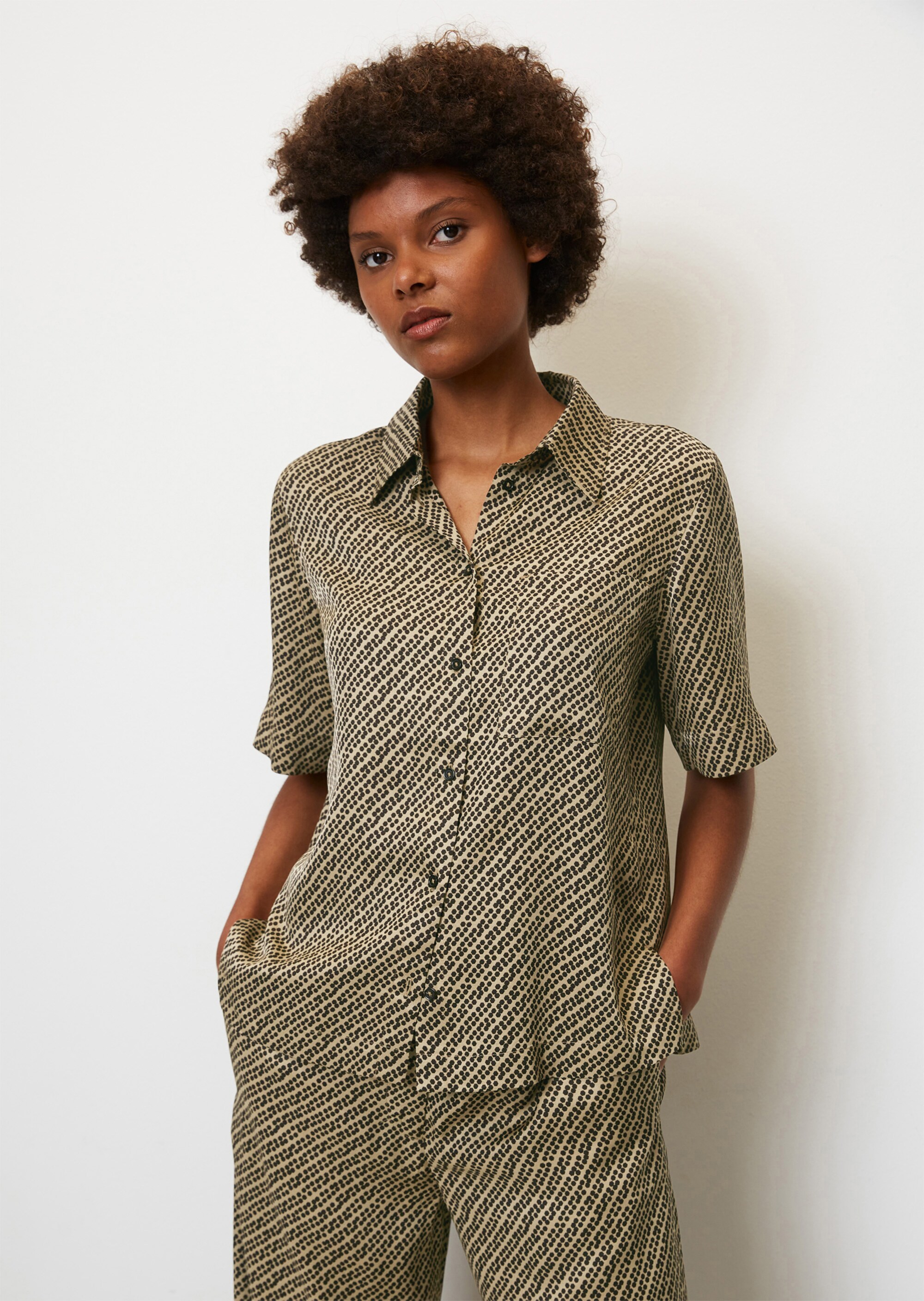 Fließende Print-Kurzarm-Bluseaus Viskose-Twill