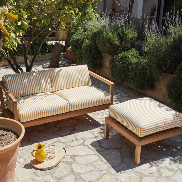 Fritz Hansen - Skagerak Virkelyst Sofa 2-Sitzer, Teak / goldgelb (Limited Edition)