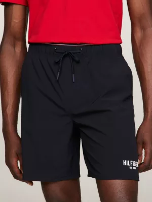 Shorts esportivos essenciais com logo