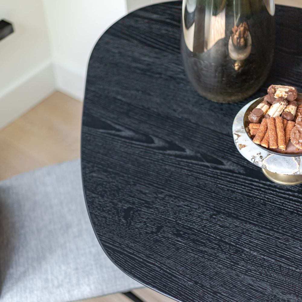 They & Me eettafel Starry Night – organisch 240 x 120 x 75 | Eiken Geborsteld Black Lak | Verjongde Rand | Onderstel RAL9010 zuiverwit