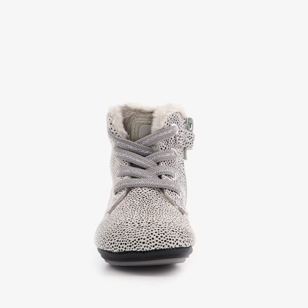 Groot gevoerde leren babyschoenen met stippen