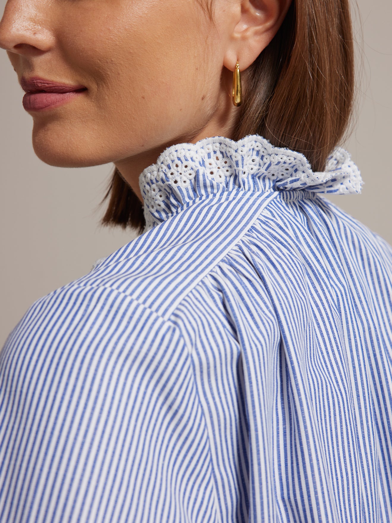 Chemise rayée col froufrou brodé femme