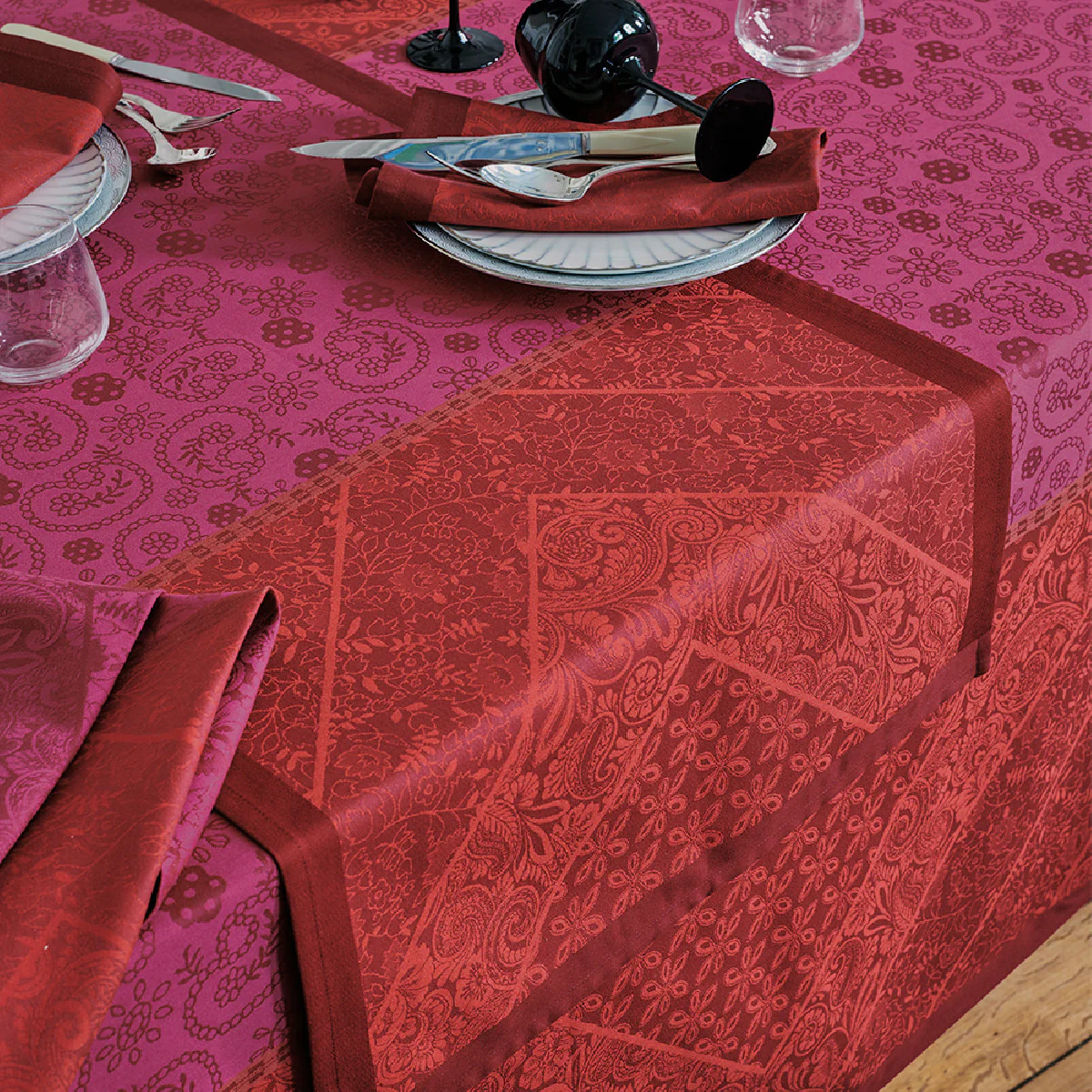 Chemin de table antitache déperlant pur coton rouge 155X55 Garnier Thi