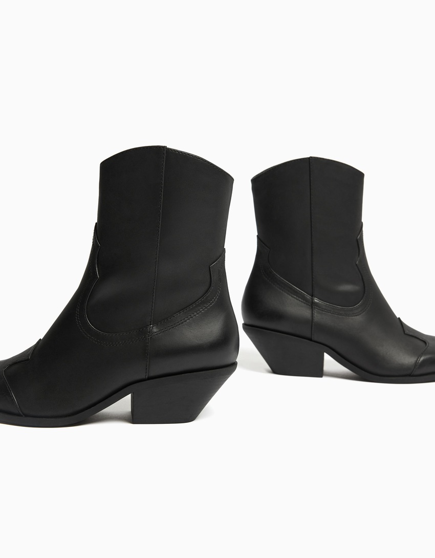 Botas de cano curto estilo cowboy com salto, em couro.