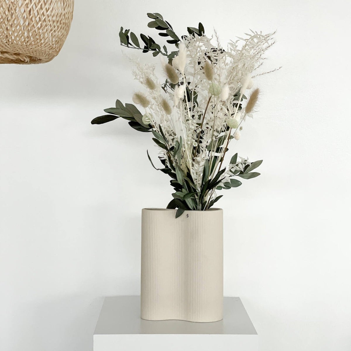 Perfecte decoratie: Droogbloemenboeket met olijftakken in beige