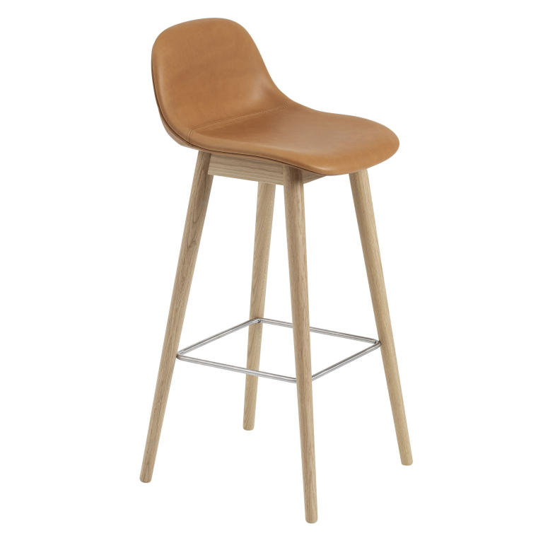 Muuto Fiber Backrest Wood gestoffeerde barkruk 75cm cognac leer