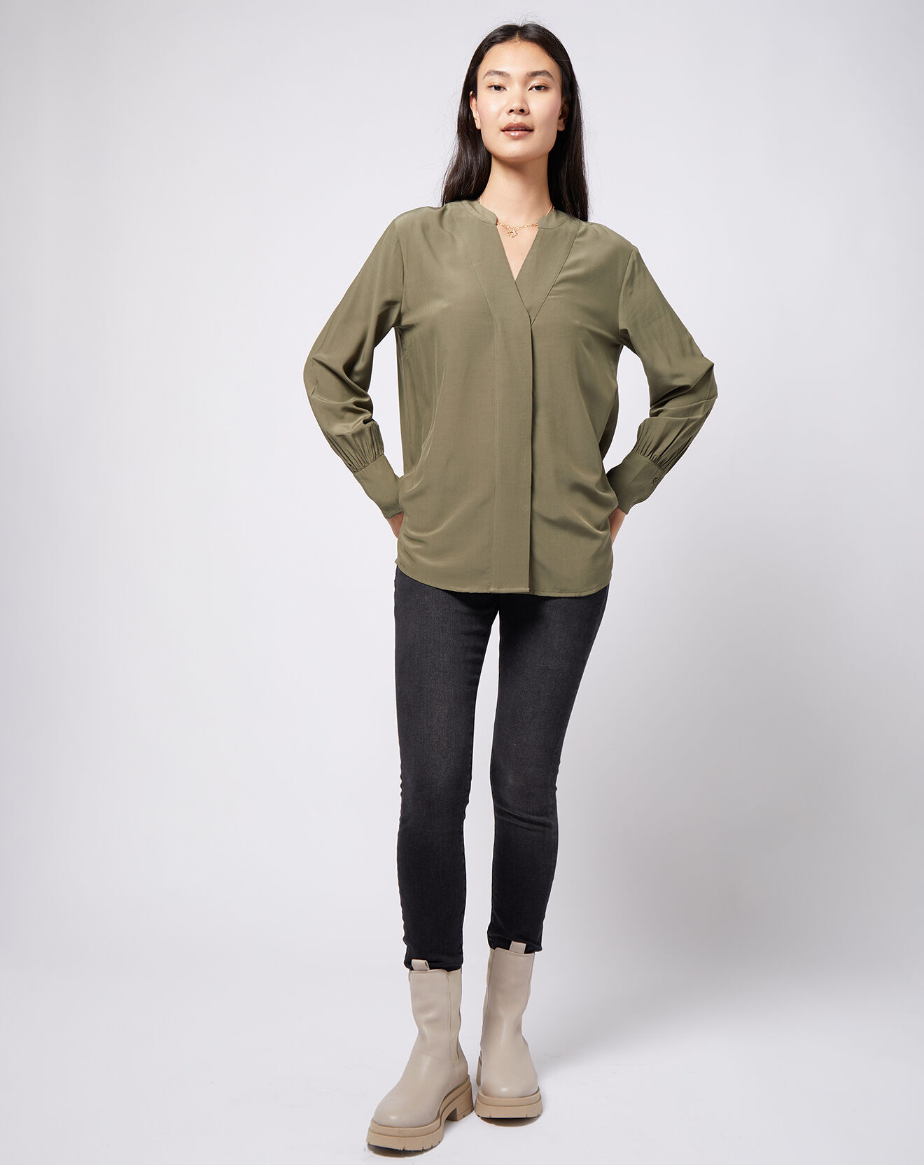 Esprit Blouse à encolure en V lenzing™ ecovero™ kaki clair