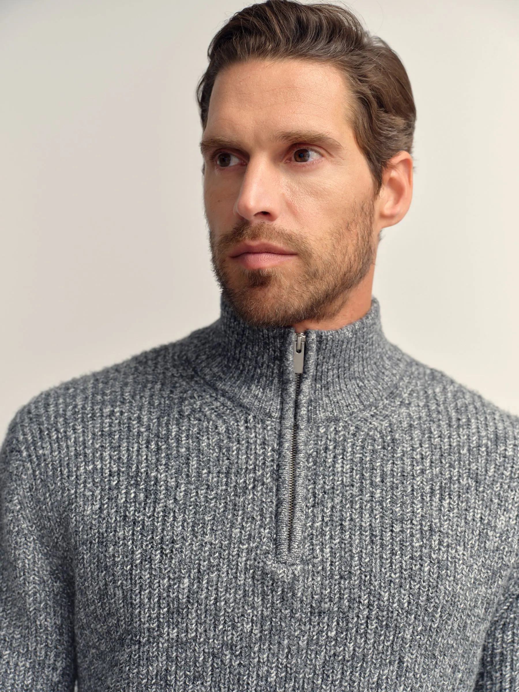 Grijs - Regular-fit gebreide trui met textuur en kwartrits bij de hals en wol