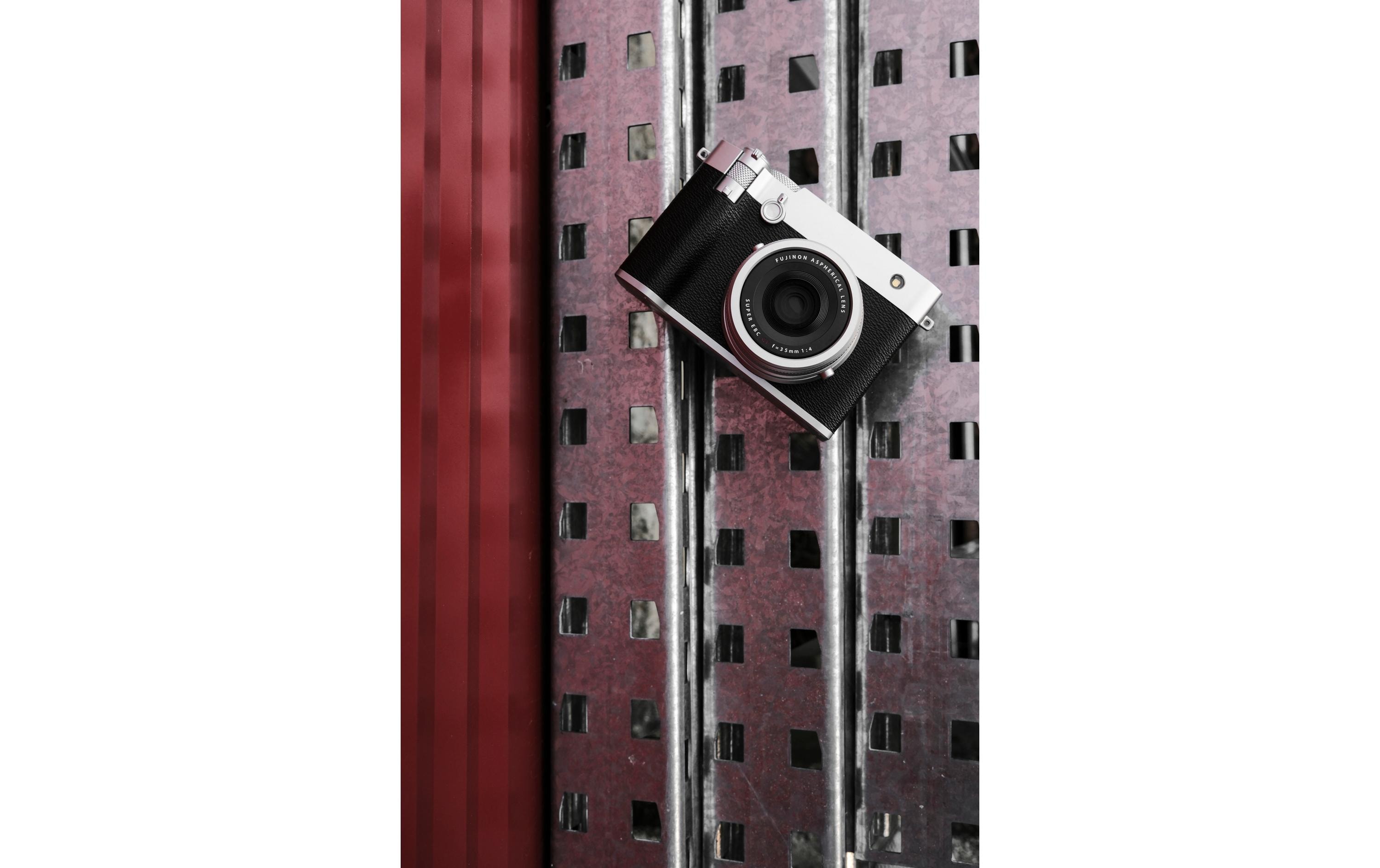 Fotokamera GFX 100RF Silber<br>GFX-Kamera mit fest verbautem Objektiv und bringt die Mittelformat-Bildqualität in ein ultrakompaktes Design