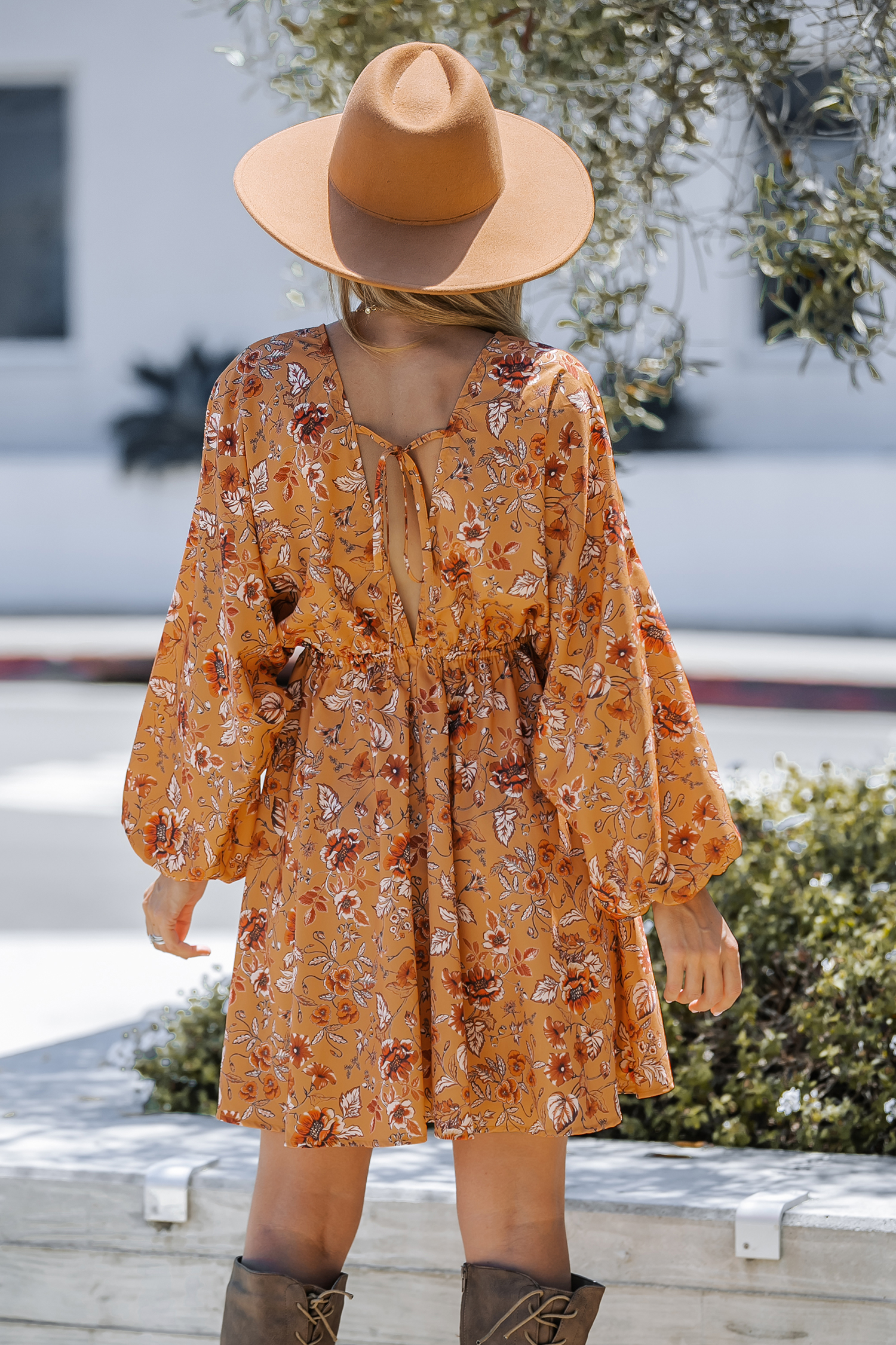 Robe mini à col plongeant et imprimé floral boho