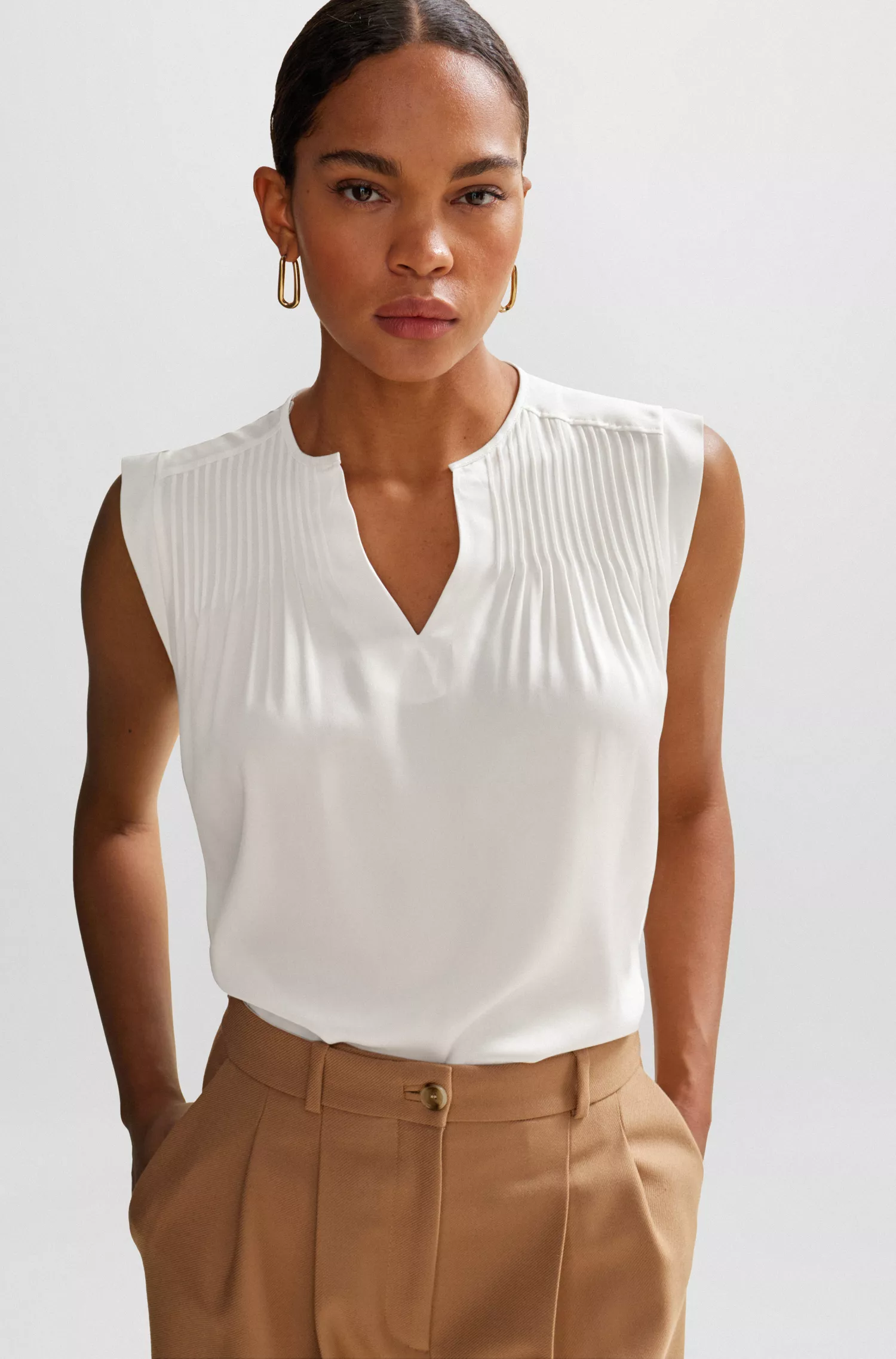 Blusa BOSS preta de corte relaxado em seda elástica.