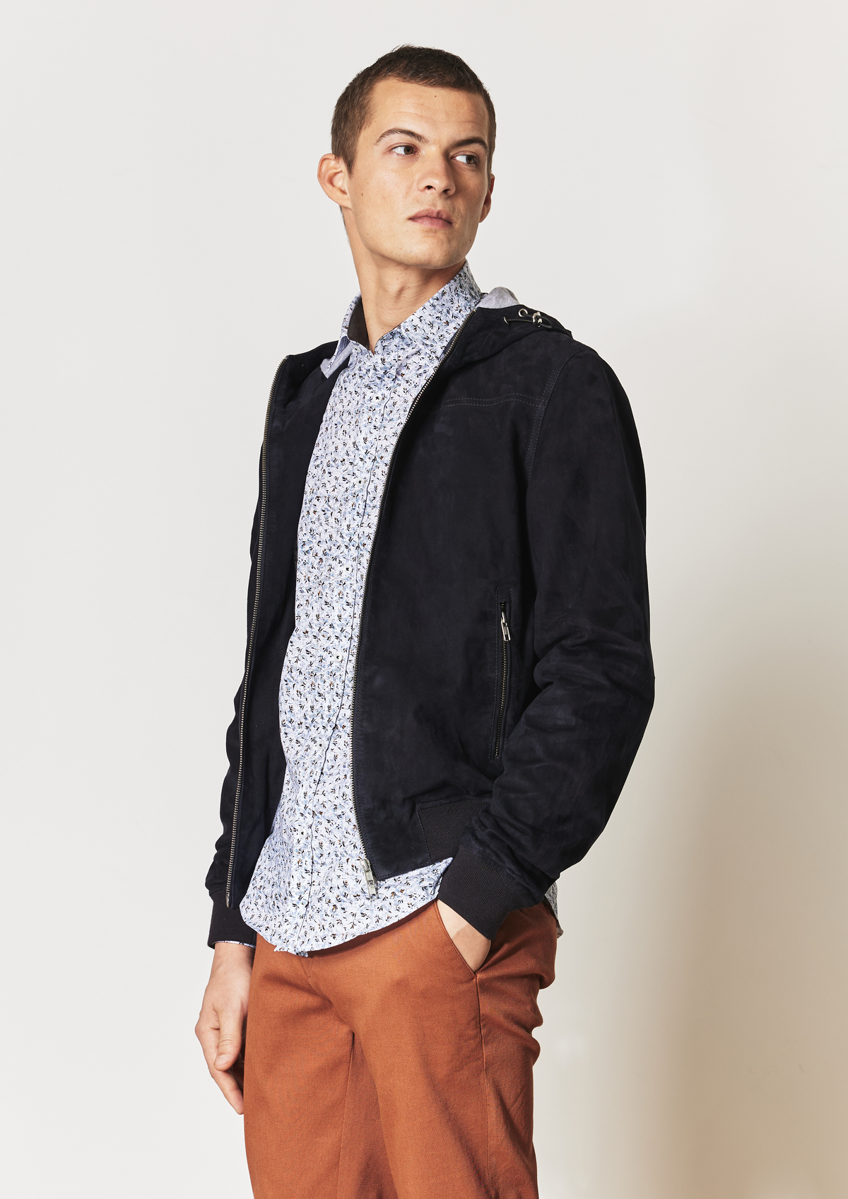 Blouson en cuir nubuck uni bleu marine à capuche