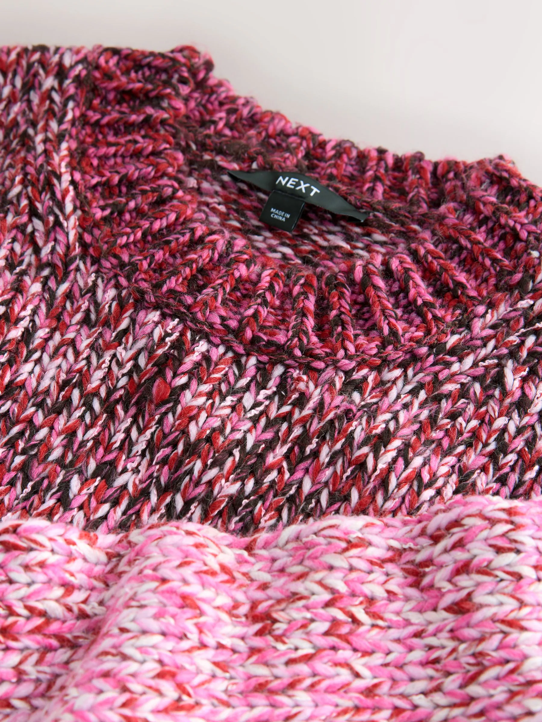 Roze met multiprint - Gebreide trui met twist van wol