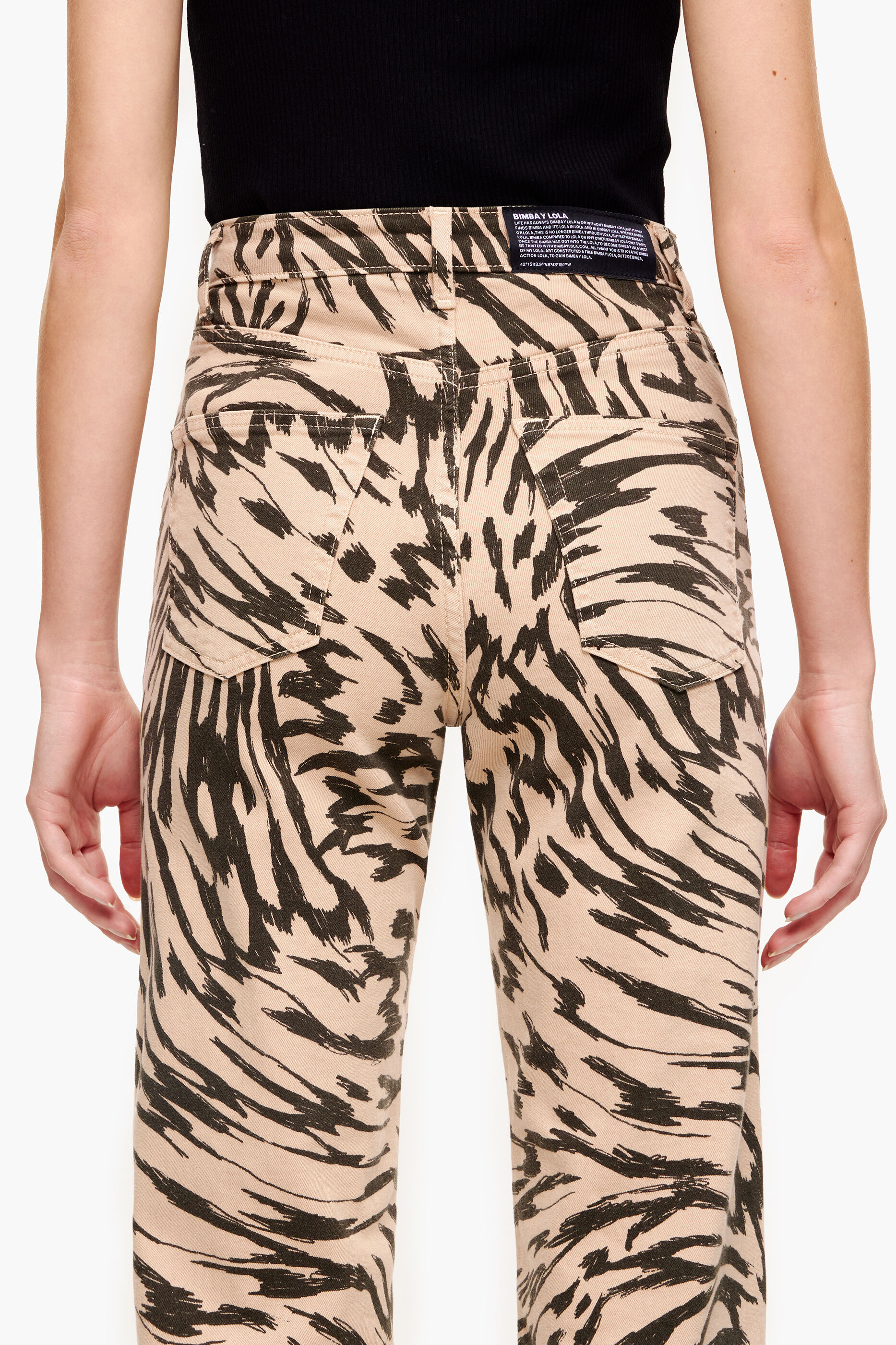 Calça jeans reta cropped com estampa de asa de borboleta natural