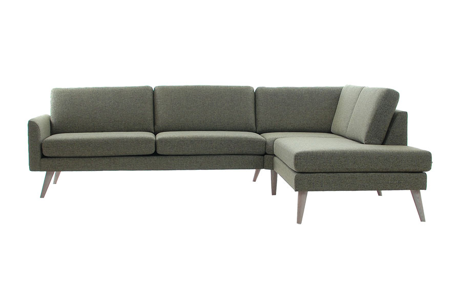 Villa hjørnesofa 3-seter duo med åpen ende høyre. I tekstil Synne Moss Green med Arm 18 og skrå hvitoljede eikeben.